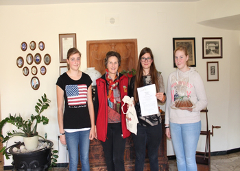 Viktorija v družbi dijakinj in ravnateljice iz gospodnijske šole (Landwirtschafltiche Fachschule Drauhofen) 